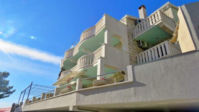 Chorvátsko - Omiš - Duće - apartmány Lama - dom