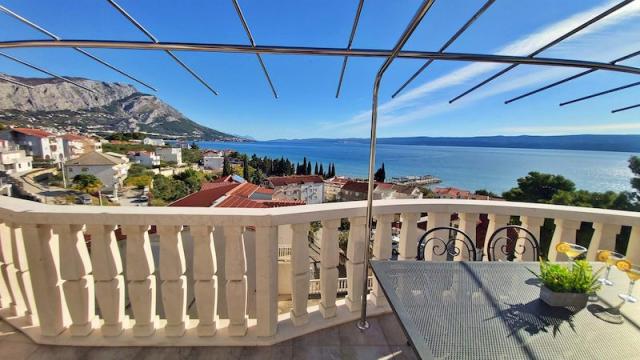 Chorvátsko - Omiš - Duće - apartmány Lama - apartmán 1/4+1 - ba