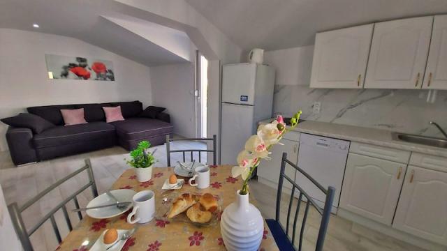 Chorvátsko - Omiš - Duće - apartmány Lama - apartmán 1/2+2 - de