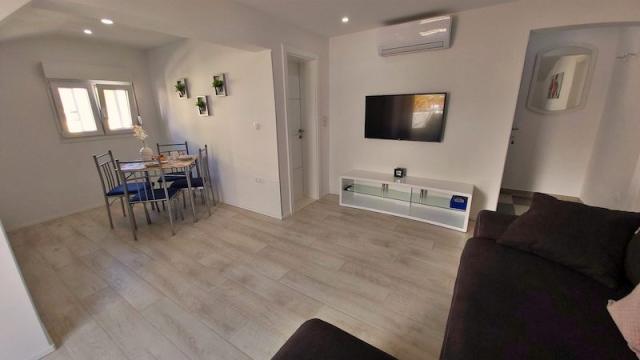 Chorvátsko - Omiš - Duće - apartmány Lama - apartmán 1/2+2 - de