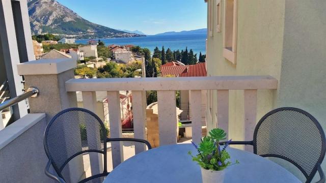 Chorvátsko - Omiš - Duće - apartmány Lama - apartmán 1/2+2 - ba