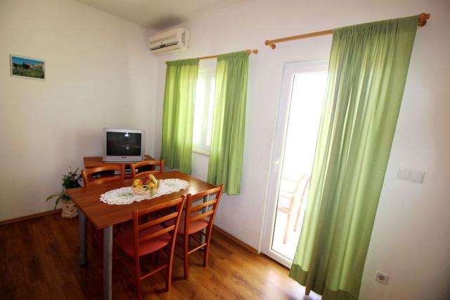 Chorvátsko - Omiš - Nemira - Vila Marko - apartmán 1/4(+2) - de