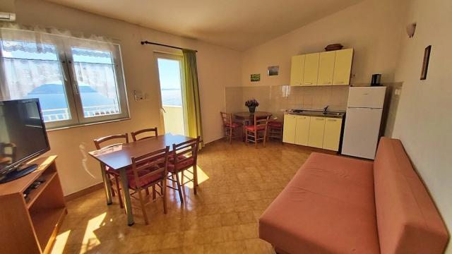Chorvátsko - Omiš - Nemira - Vila Marko - apartmán 1/6(+2) - de