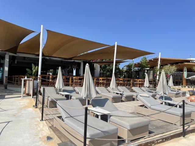 Cyprus - Ayia Napa - ležadlá na pláži