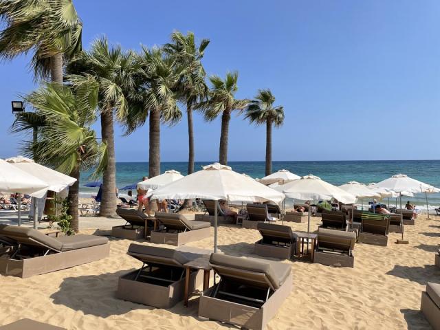 Cyprus - Ayia Napa - ležadlá na pláži