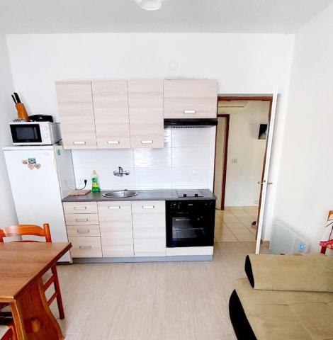 Chorvátsko - Biograd na Moru - apartmány Stipe - kuchynský kút