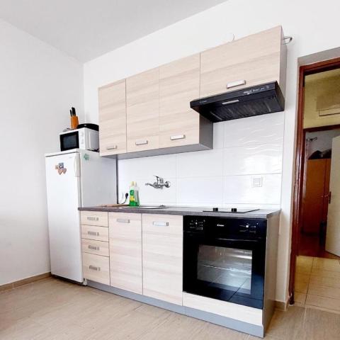 Chorvátsko - Biograd na Moru - apartmány Stipe - kuchynský kút