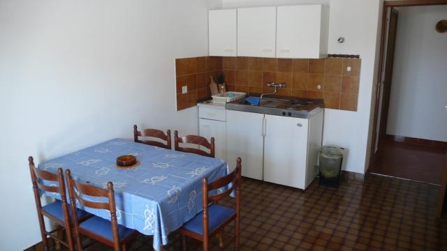 Chorvátsko - Biograd na Moru - apartmány Stipe - kuchynský kút