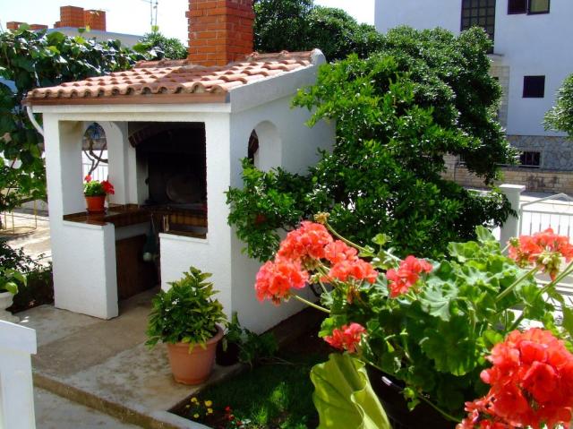 Chorvátsko - Biograd na Moru - apartmány Stipe - gril