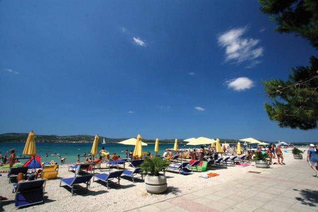 Chorvátsko - Biograd na Moru - apartmány Stipe - pláž