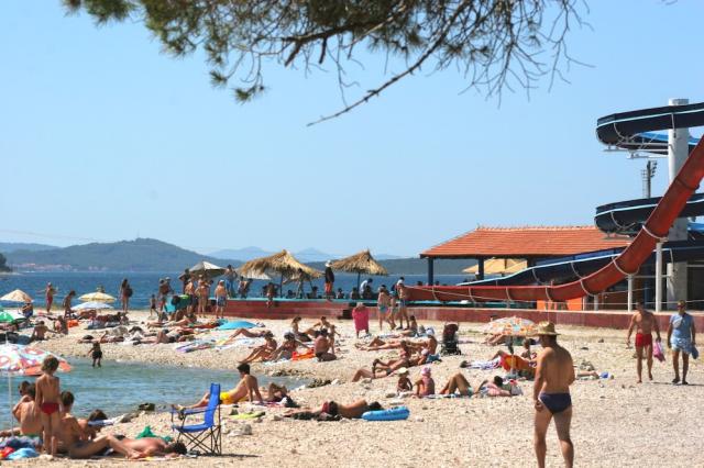 Chorvátsko - Biograd na Moru - apartmány Stipe - pláž