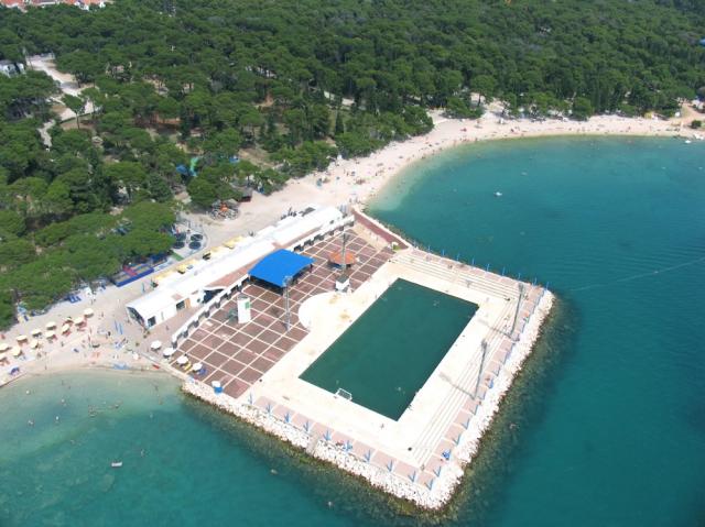 Chorvátsko - Biograd na Moru - apartmány Stipe - pláž a plaveck