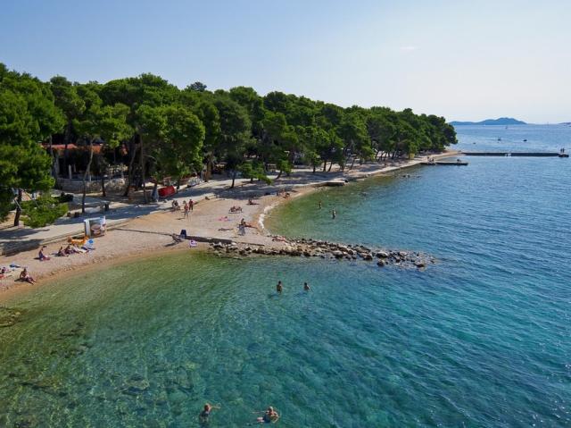 Chorvátsko - Biograd na Moru - apartmány Stipe - pláž