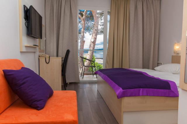 Chorvátsko - Selce - hotel Slaven - izba Superior s balkónom na