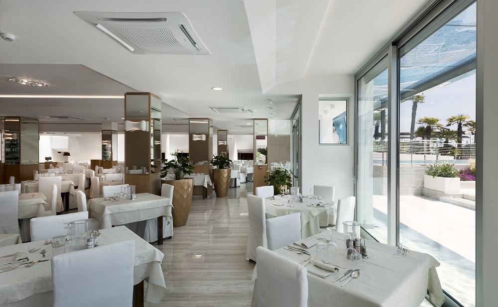 Taliansko-Lido di Jesolo-hotel Le Soleil-reštaurácia