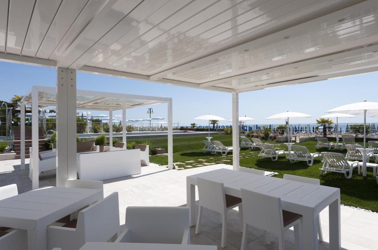 Taliansko - Lido di Jesolo - hotel Le Soleil - bar s terasou