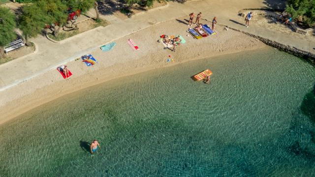 Chorvátsko - Vodice - Srima - apartmány Poseidon - pláž