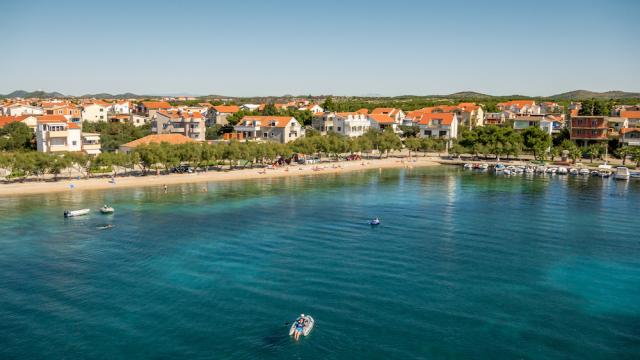 Chorvátsko - Vodice - Srima - apartmány Poseidon - pláž