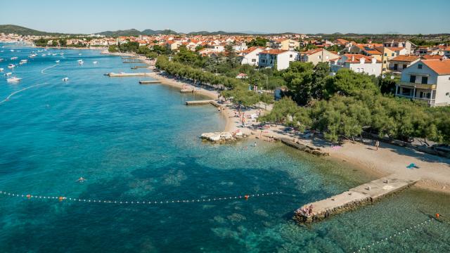 Chorvátsko - Vodice - Srima - apartmány Poseidon - pláž