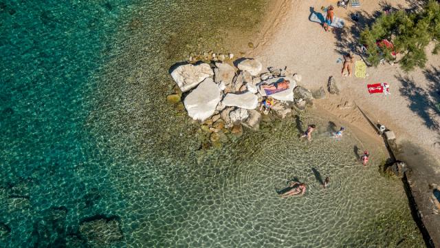 Chorvátsko - Vodice - Srima - apartmány Poseidon - pláž