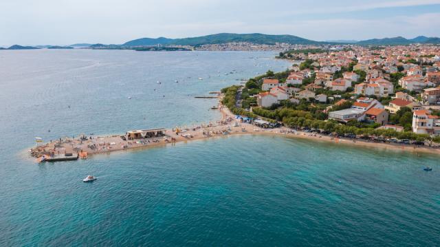 Chorvátsko - Vodice - Srima - apartmány Poseidon - pláž