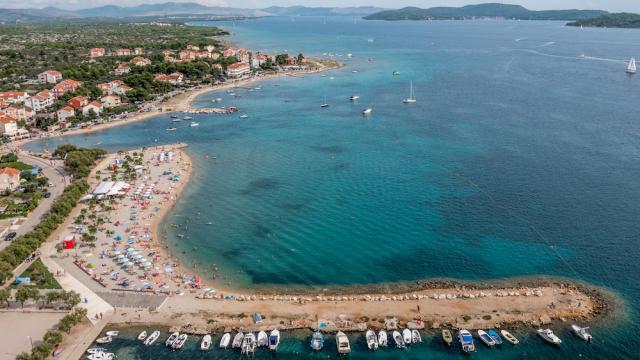 Chorvátsko - Vodice - Srima - apartmány Poseidon - pláž