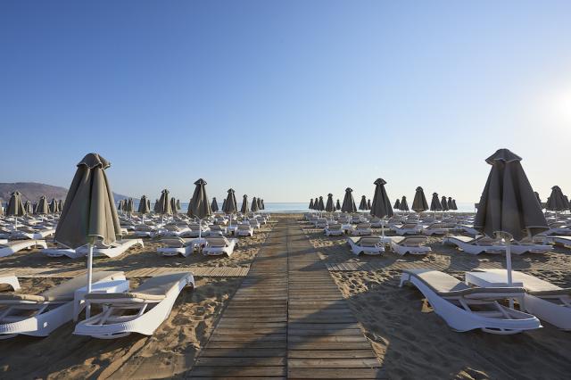 Kréta - Georgioupolis - Mythos Palace Resort & Spa - pláž