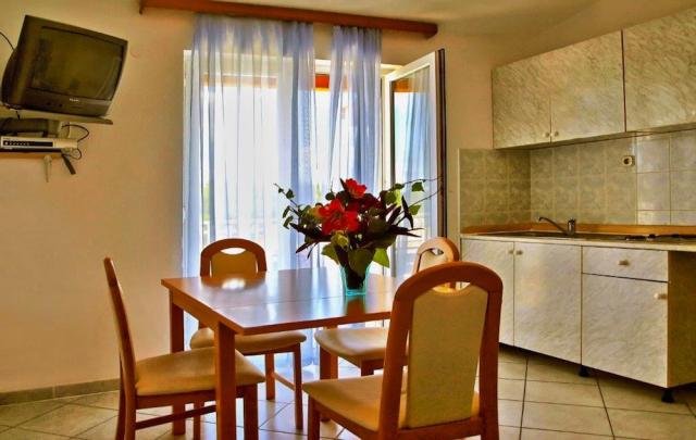 Chorvátsko - Omiš - Duće - apartmánový dom Iko - apartmán A2 + 