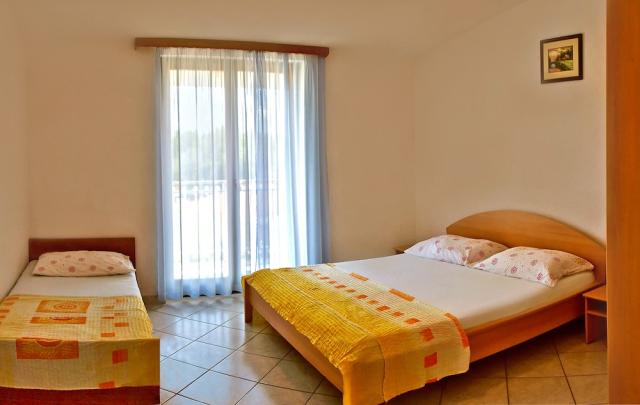 Chorvátsko - Omiš - Duće - apartmánový dom Iko - apartmán A2 + 