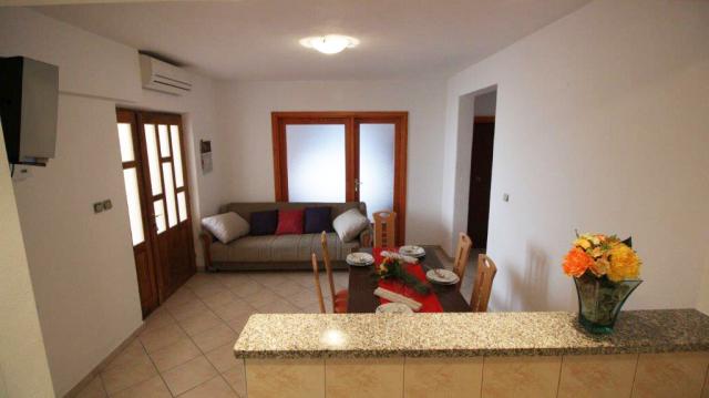 Chorvátsko - Omiš - Duće - apartmánový dom Iko - apartmán C6