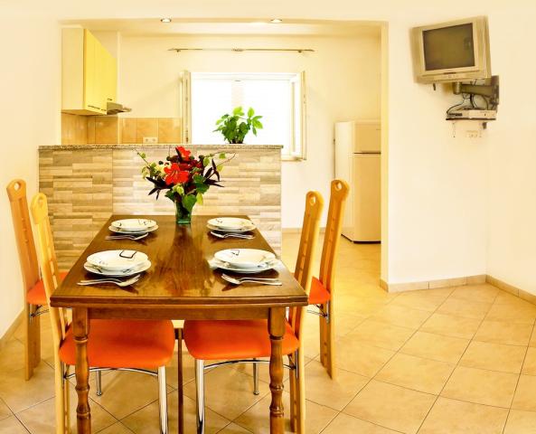 Chorvátsko - Omiš - Duće - apartmánový dom Iko - apartmán C6