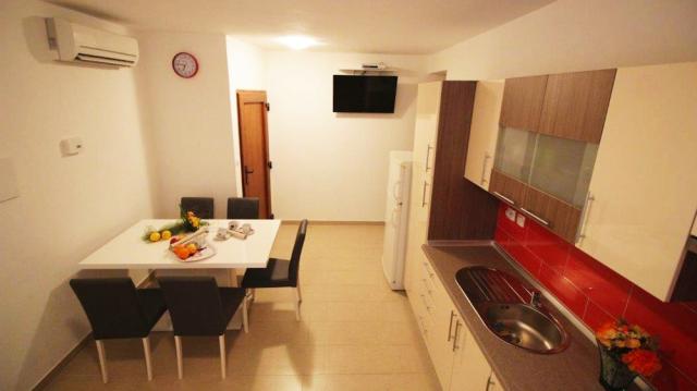Chorvátsko - Omiš - Duće - apartmánový dom Iko - apartmán A2 + 