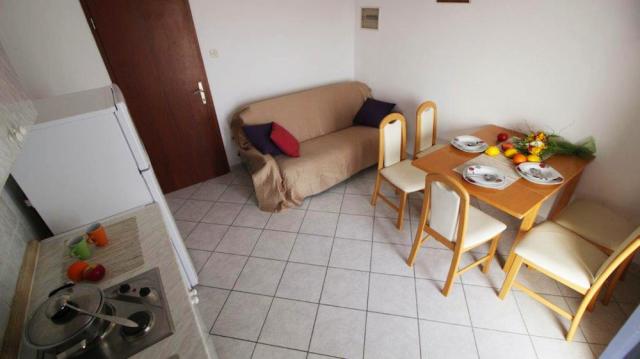 Chorvátsko - Omiš - Duće - apartmánový dom Iko - apartmán A2 + 