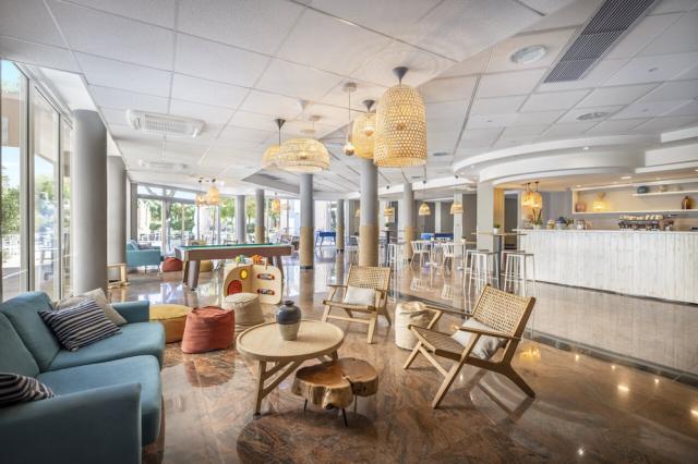 Chorvátsko - ostrov Krk - Baška - hotel Corinthia Baška - lobby