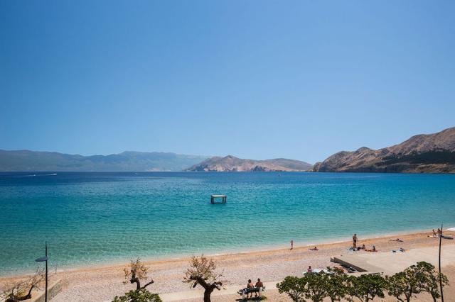 Chorvátsko - ostrov Krk - Baška - Sunny Baška Hotel - pláž