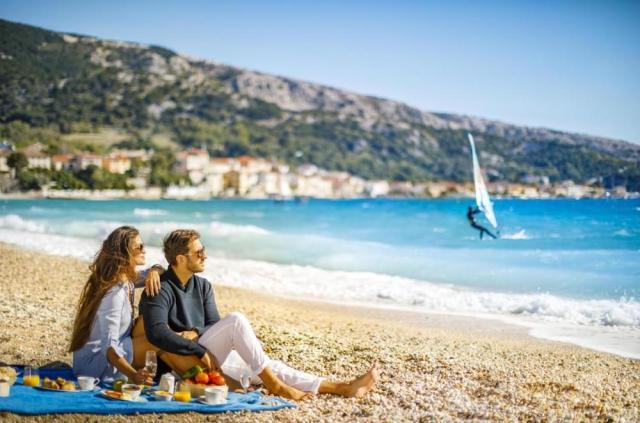 Chorvátsko - ostrov Krk - Baška - Sunny Baška Hotel - pláž