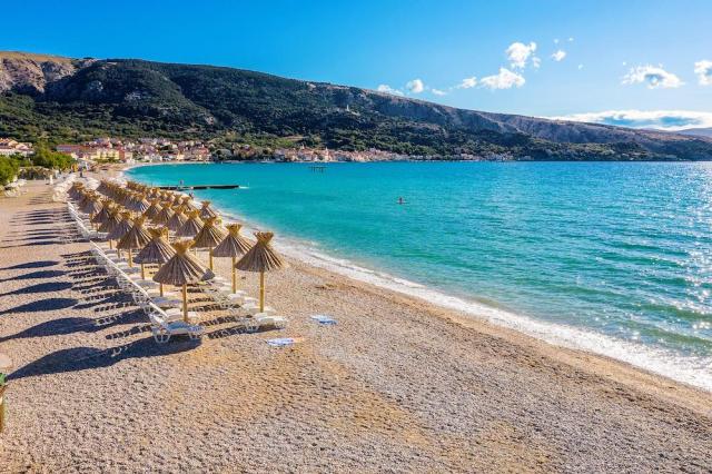 Chorvátsko - ostrov Krk - Baška - Sunny Baška Hotel - pláž