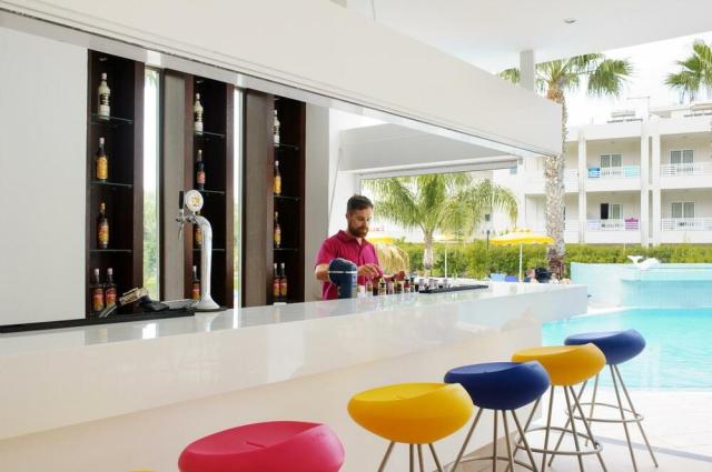 Rhodos - Faliraki - hotel Olympia Sun - bar pri bazéne