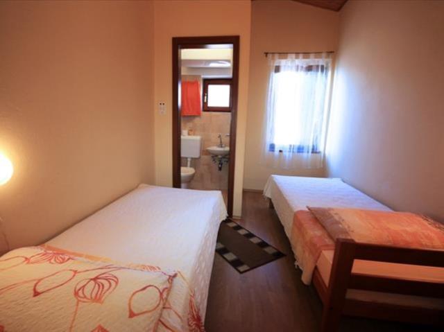 Chorvátsko - Vodice - Srima - apartmány Dane - spálňa