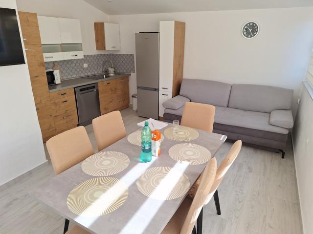 Chorvátsko - Vodice - Srima - apartmány Danu - štvorlôžkový apa
