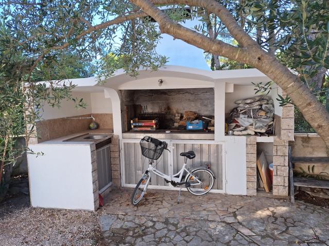 Chorvátsko - Vodice - Srima - apartmány Danu - spoločný gril