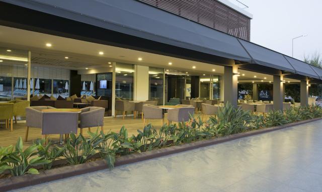 Turecko - Avsallar - Hotel Gold Island Family - lobby s terasou