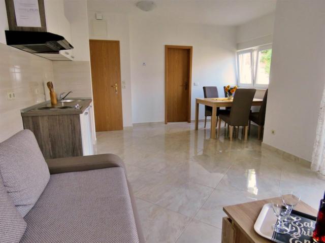 Chorvátsko - Omiš - apartmány Mandić - dvojlôžkový apartmán s d