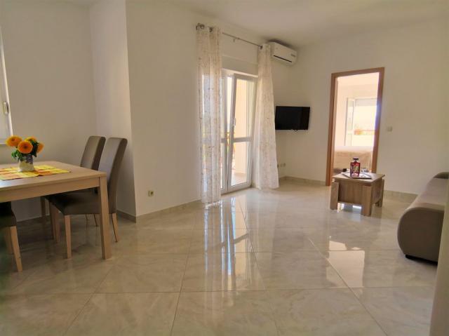 Chorvátsko - Omiš - apartmány Mandić - dvojlôžkový apartmán s d