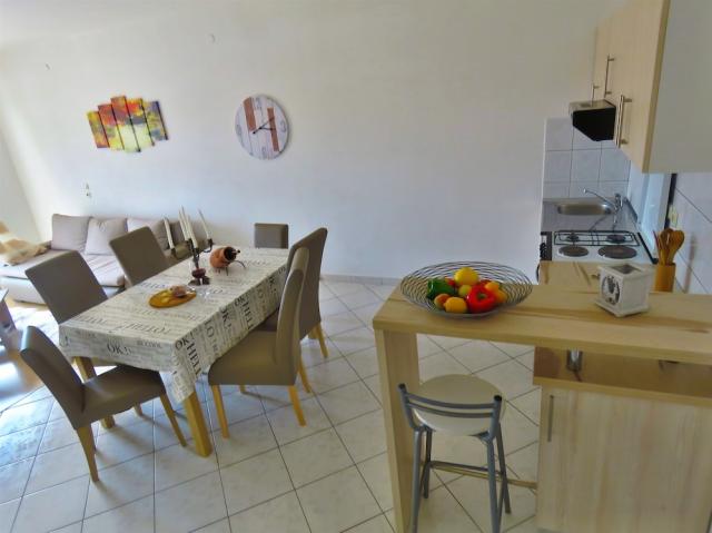 Chorvátsko - Omiš - apartmány Mandić - štvolôžkový apartmán s d