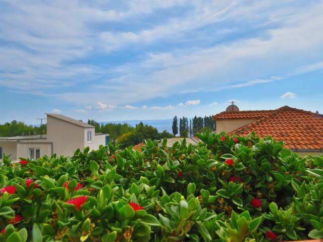 Chorvátsko - Omiš - apartmány Mandić - štvolôžkový apartmán s d