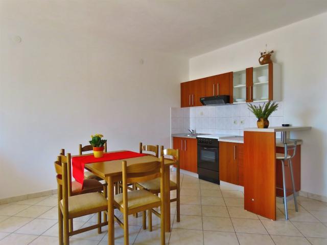 Chorvátsko - Omiš - apartmány Mandić - štvolôžkový apartmán s d