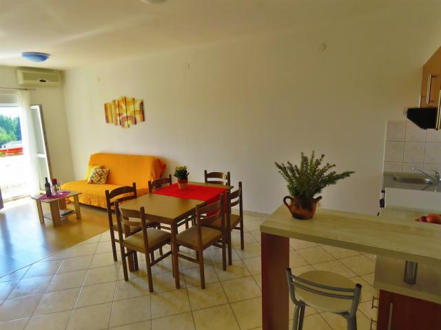 Chorvátsko - Omiš - apartmány Mandić - štvolôžkový apartmán s d