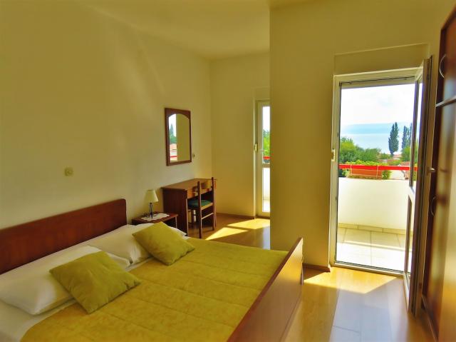 Chorvátsko - Omiš - apartmány Mandić - štvolôžkový apartmán s d
