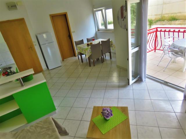 Chorvátsko - Omiš - apartmány Mandić - dvojlôžkový apartmán s d